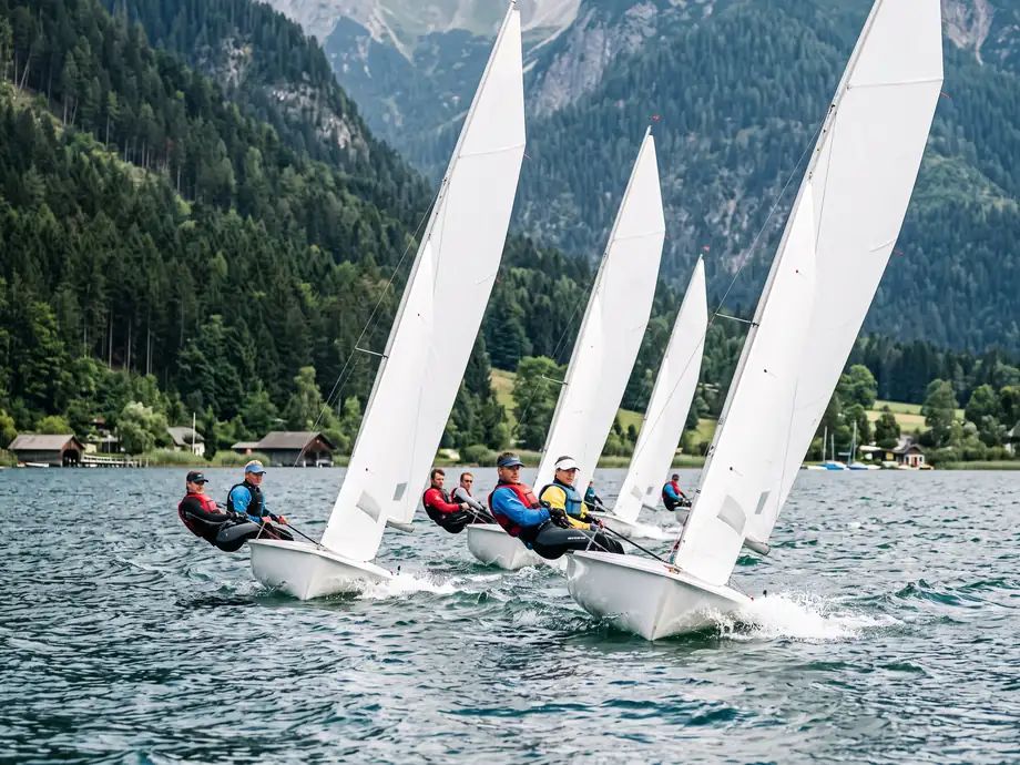 Segelboote bei einer Regatta auf einem Alpensee